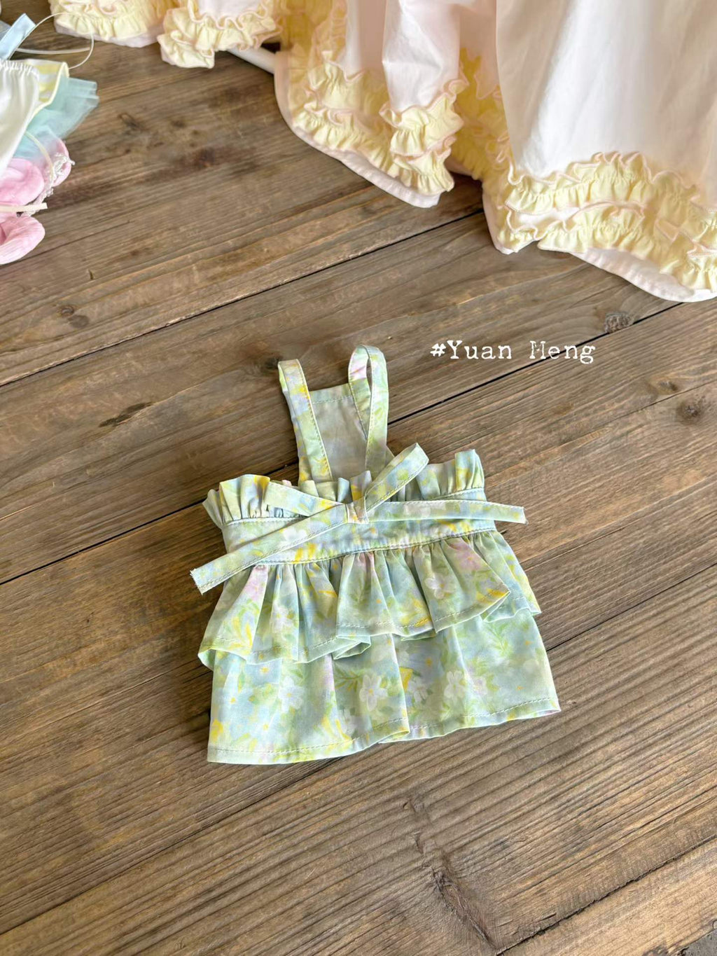 Korean-style oil painting-inspired floral spaghetti-strap dress
